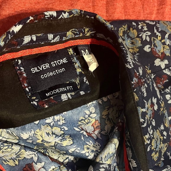 ❤️Silverstone Button Up - Picture 2 of 5